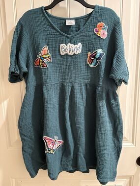 Serra Women’s Large Tunic Butterfly Be Kind Patches Pockets